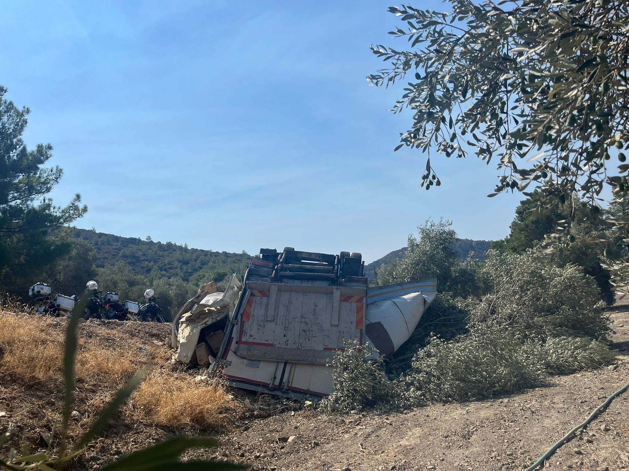 Freni Tutmayan Tır Ters Döndü, Sürücünün Burnu Bile Kanamadı