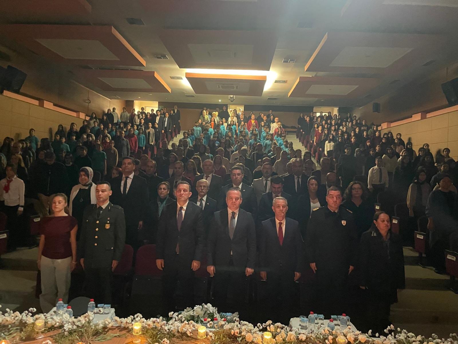 "Bir Sevdadır Öğretmen Olmak" İsimli Program Ayakta Alkışlandı