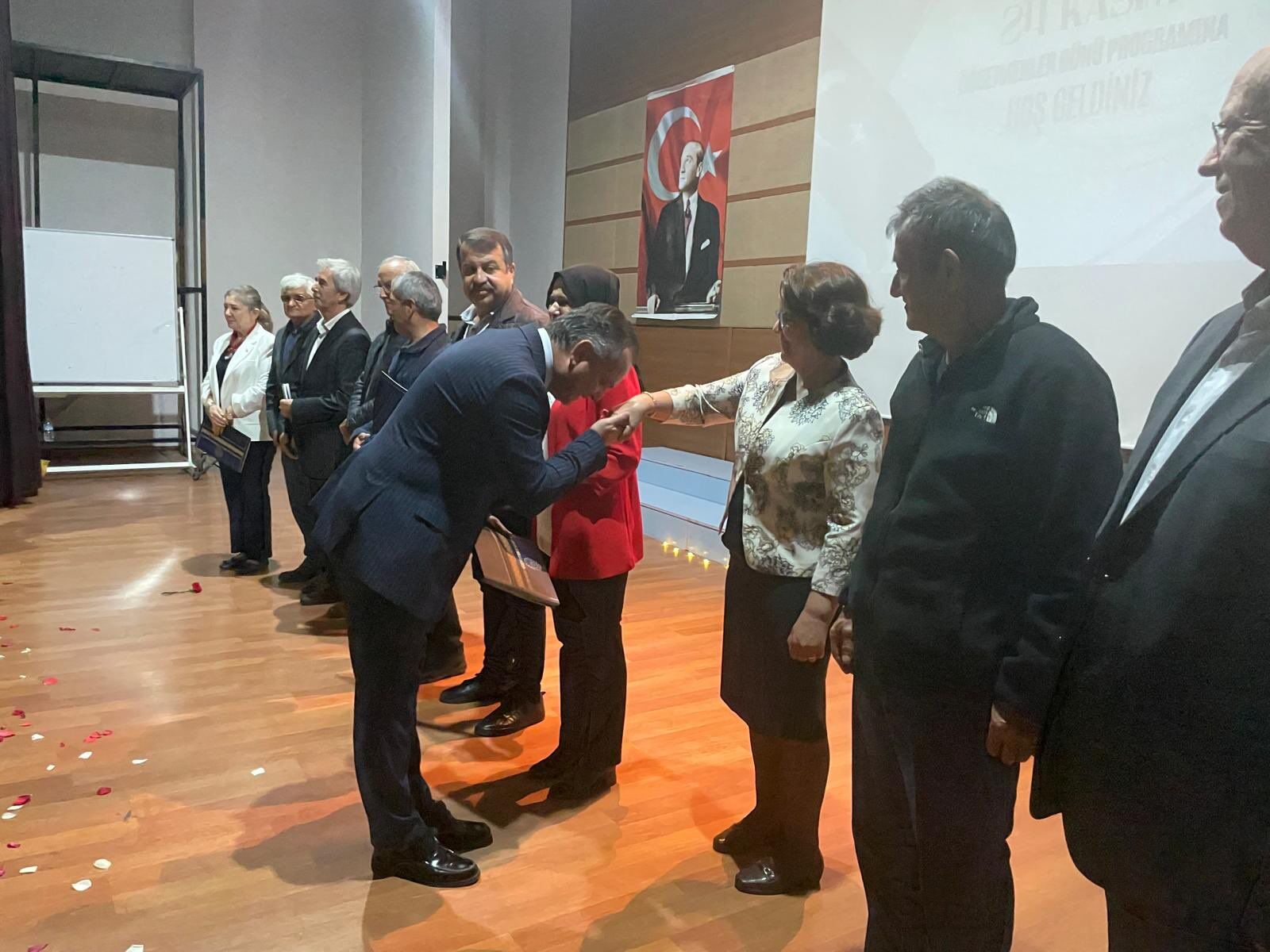 "Bir Sevdadır Öğretmen Olmak" İsimli Program Ayakta Alkışlandı