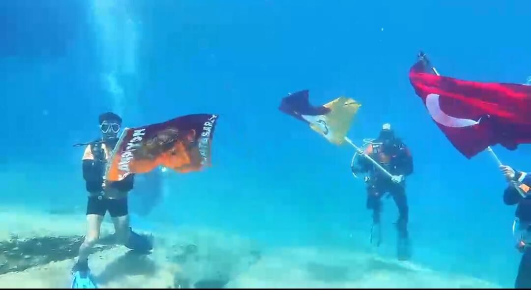 Galatasaray'ın Şampiyonluk Sevincini Deniz Dibinde Kutladılar