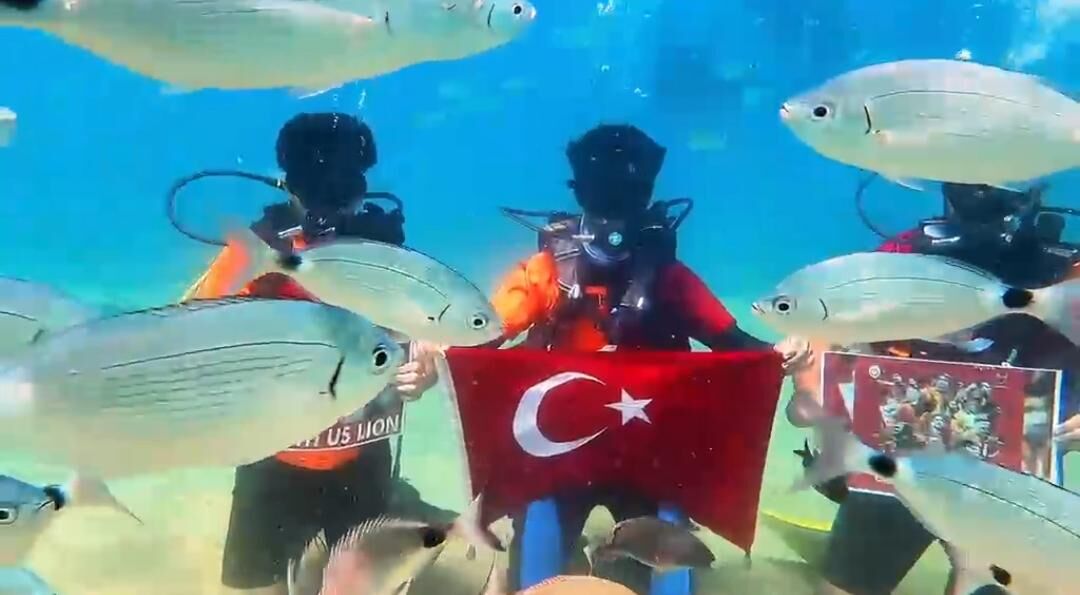 Galatasaray'ın Şampiyonluk Sevincini Deniz Dibinde Kutladılar