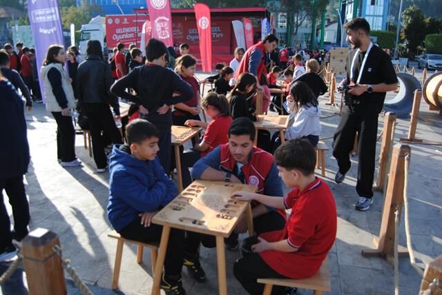 Geleneksel Oyunlar Tırı, Geçmişin Oyunlarını Fethiye'de Öğrencilerle Buluşturdu