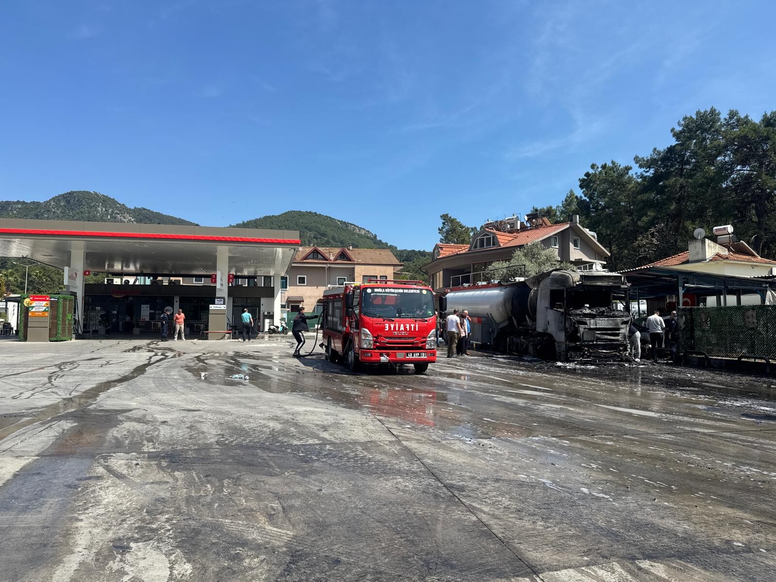 Göcek’te Akaryakıt İstasyonunda Korkutan Tır Yangını
