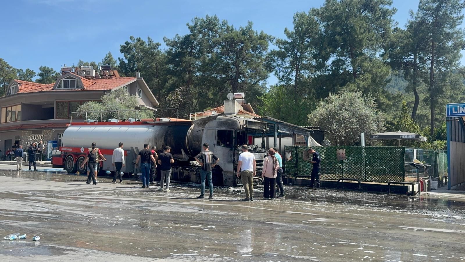 Göcek’te Akaryakıt İstasyonunda Korkutan Tır Yangını