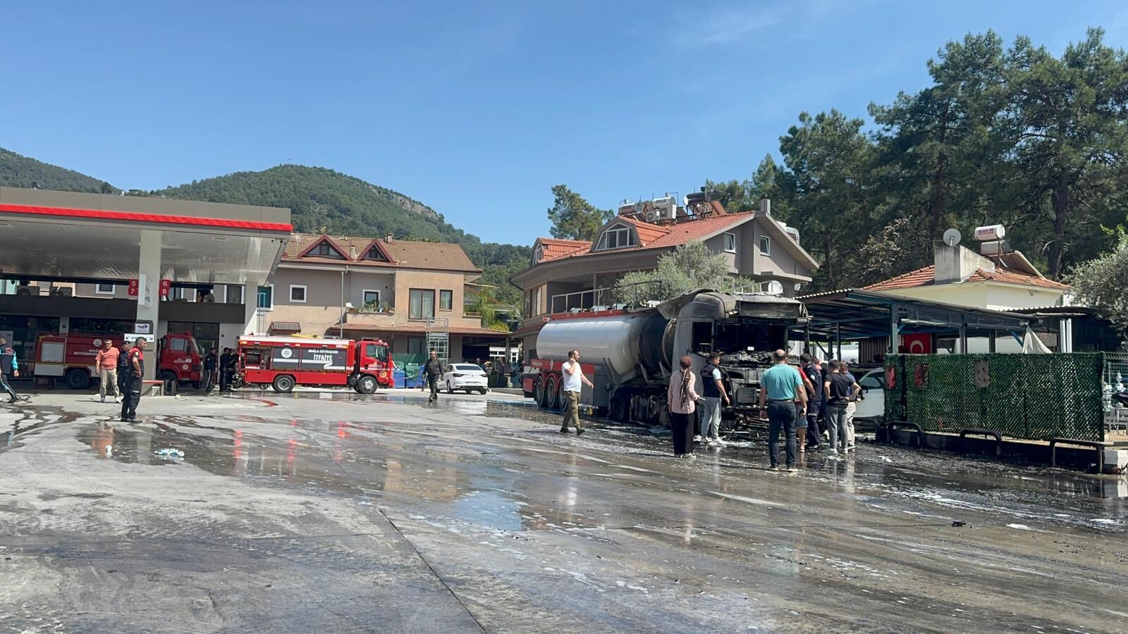 Göcek’te Akaryakıt İstasyonunda Korkutan Tır Yangını