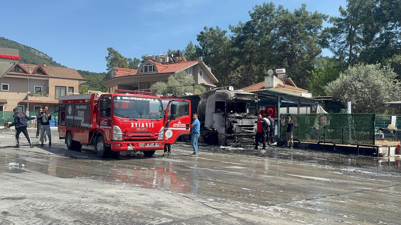 Göcek’te Akaryakıt İstasyonunda Korkutan Tır Yangını