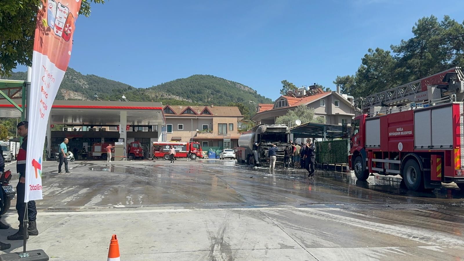 Göcek’te Akaryakıt İstasyonunda Korkutan Tır Yangını
