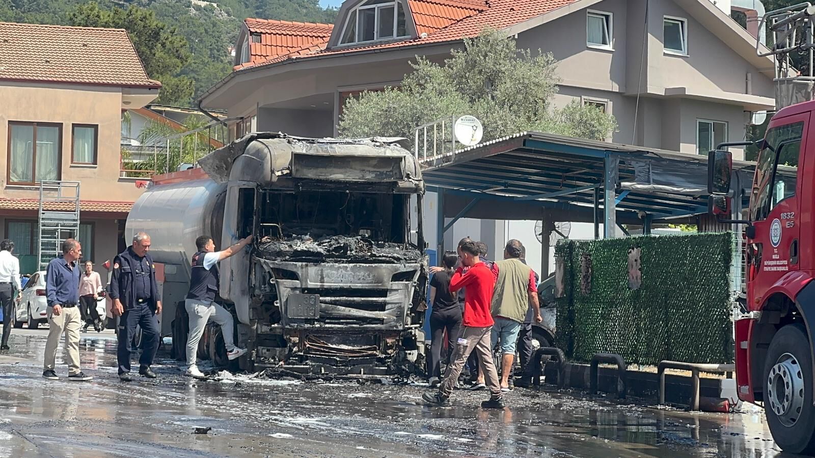 Göcek’te Akaryakıt İstasyonunda Korkutan Tır Yangını