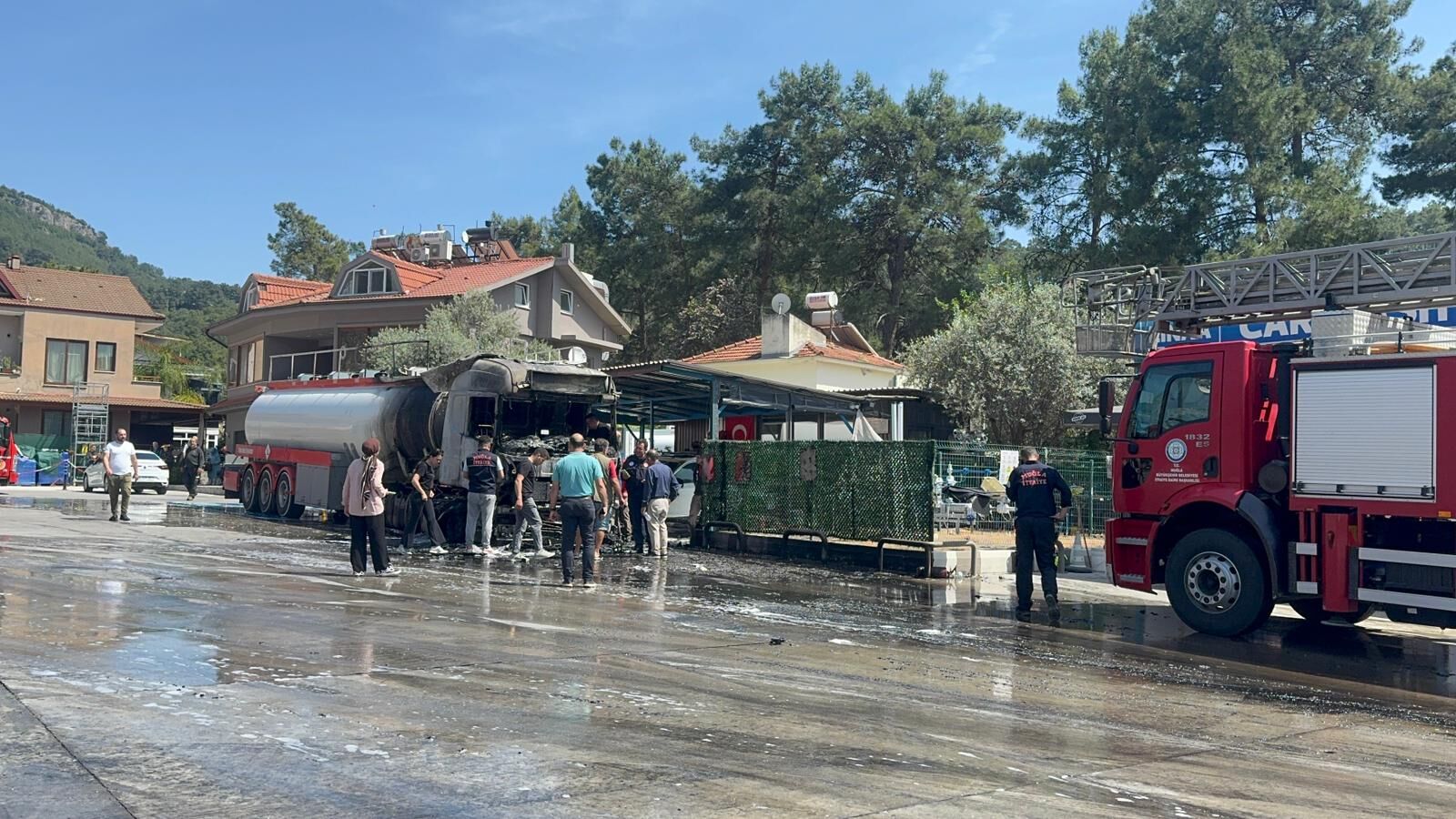Göcek’te Akaryakıt İstasyonunda Korkutan Tır Yangını