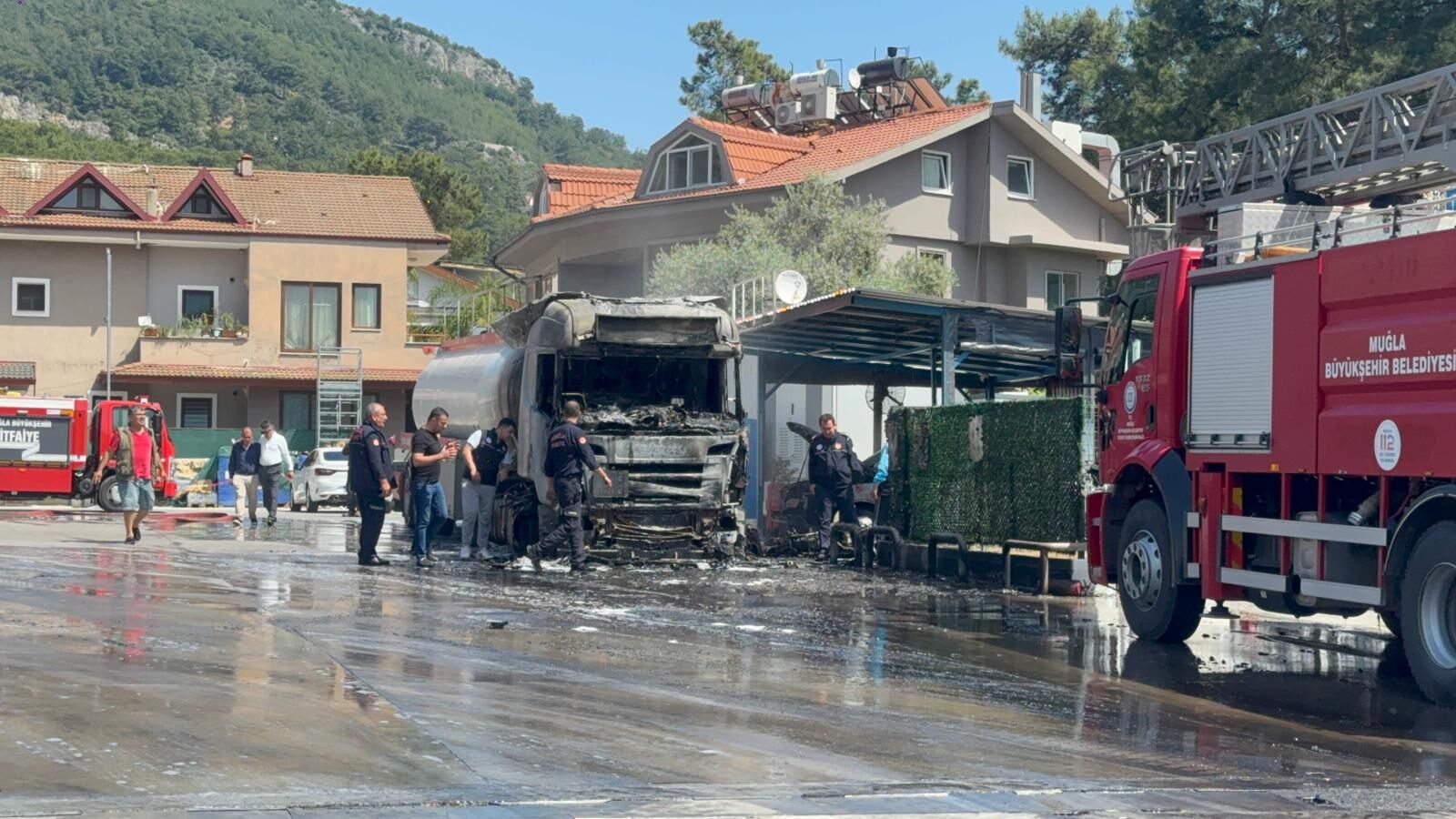Göcek’te Akaryakıt İstasyonunda Korkutan Tır Yangını