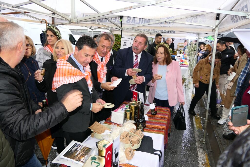 Halı Desenli Elbiseler 2025 Modasına Damga Vuracak