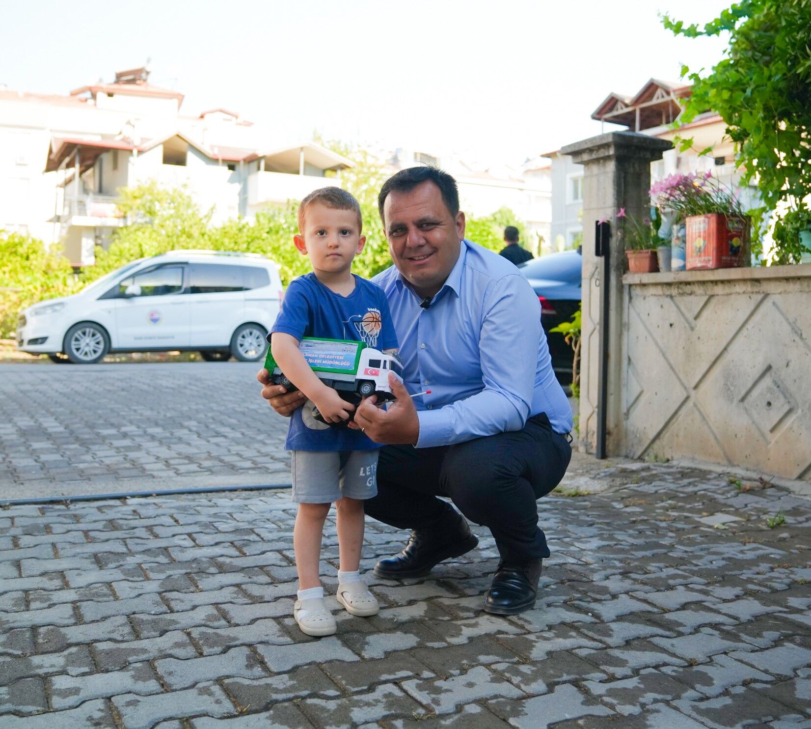 Her Sabah Çöp Kamyonunu Selamlayan Miniğe Başkan Durmuş'tan Sürpriz!