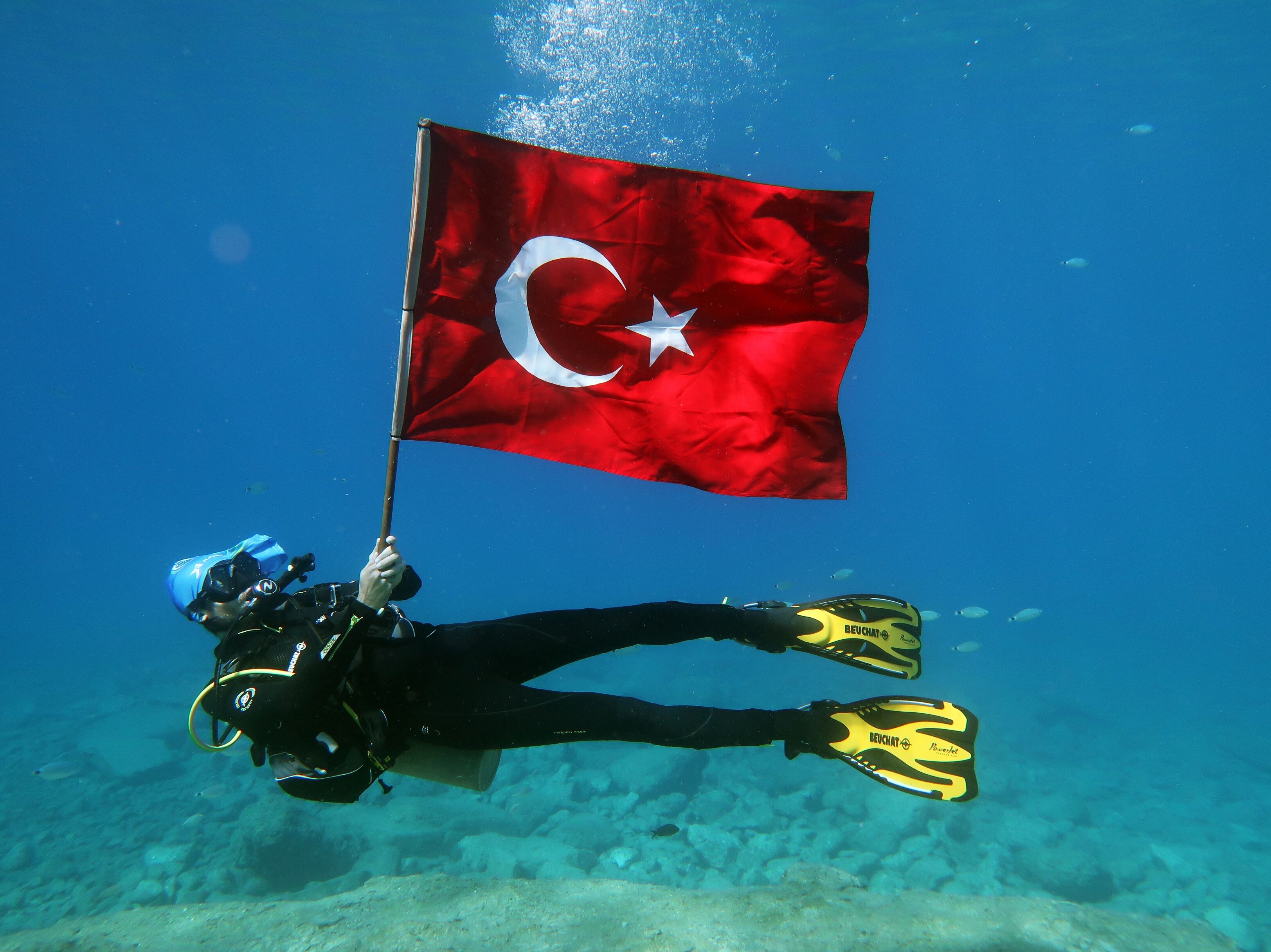 Fethiye’de Cumhuriyet Bayramını Deniz Dibinde Kutladılar