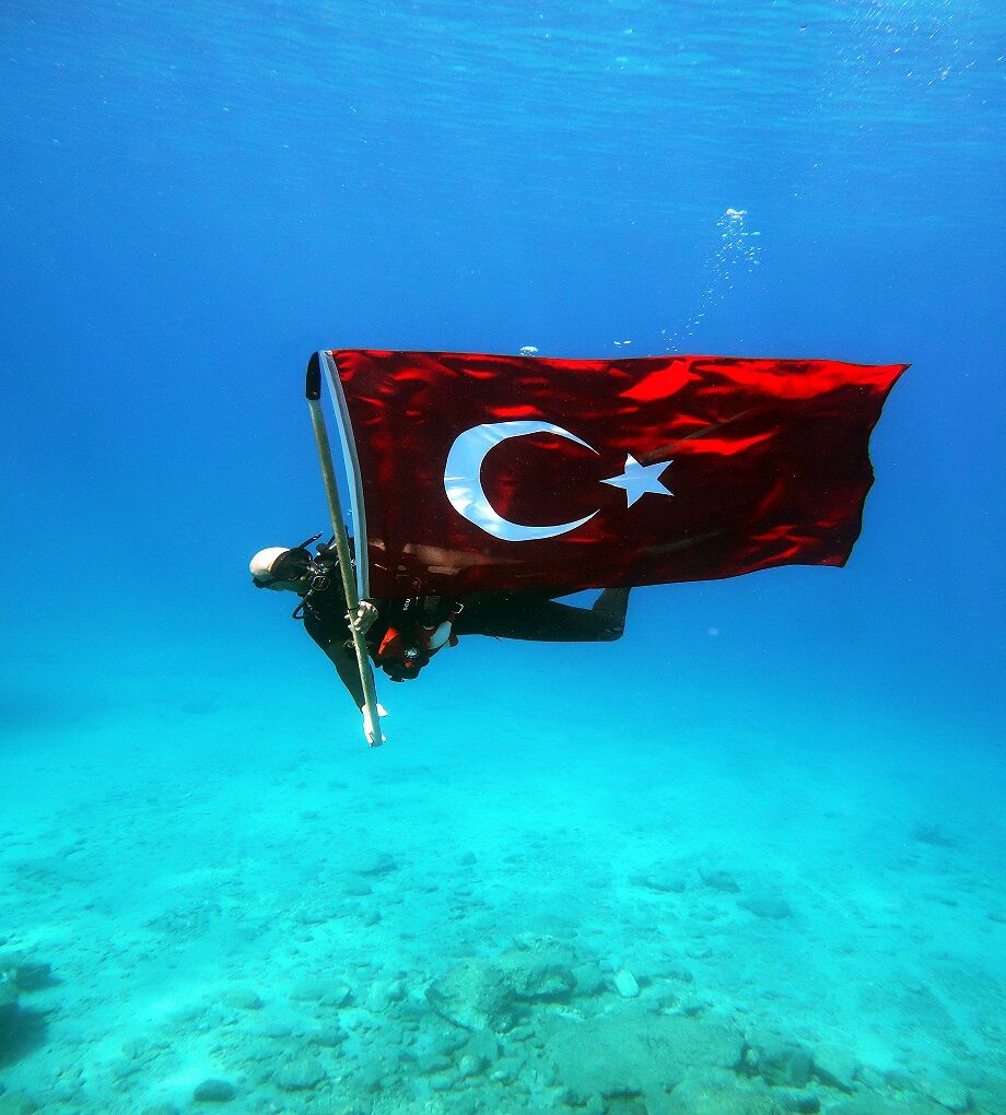 Fethiye’de 19 Mayıs Coşkusu Deniz Altında Zirveye Çıktı