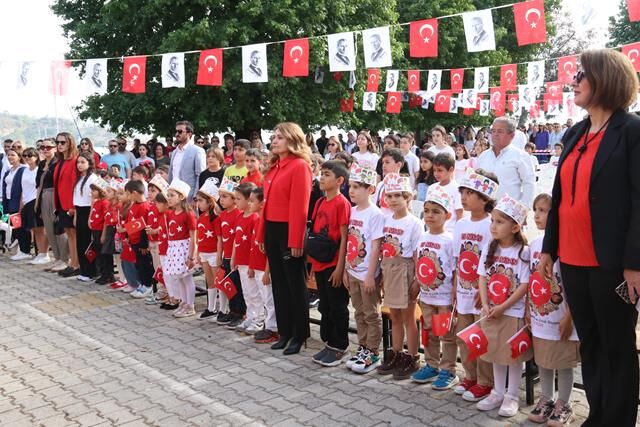 Yunus Nadi İlkokulu Öğrencilerinden 23 Nisan Gösterisi