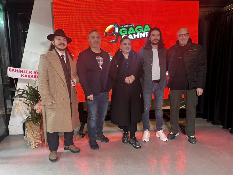 Gaga Sahne Kapılarını Açtı