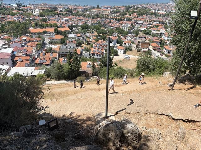 Sıcak Havaya Rağmen Amintas Kaya Mezarları'nda Ziyaretçi Yoğunluğu