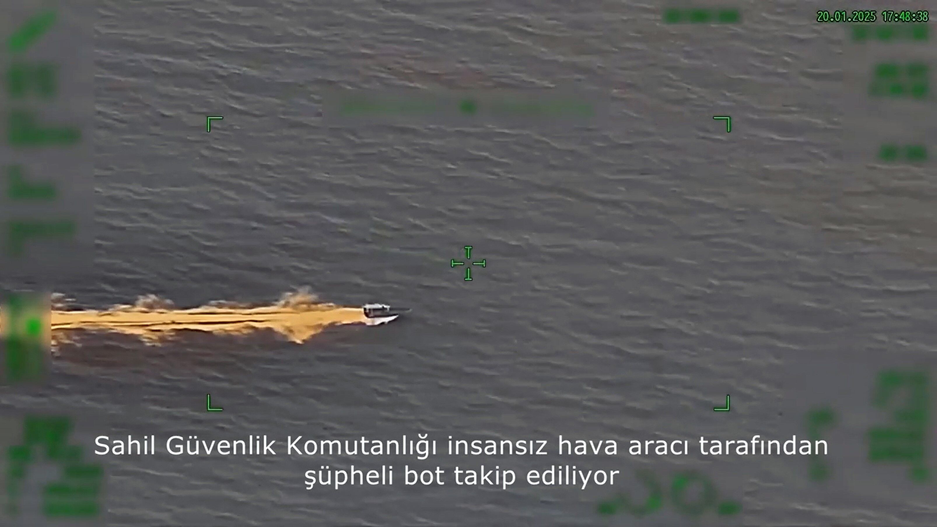 İnsan Kaçakçısı Lastik Botu Sahil Güvenlik Botunun Üzerine Sürdü