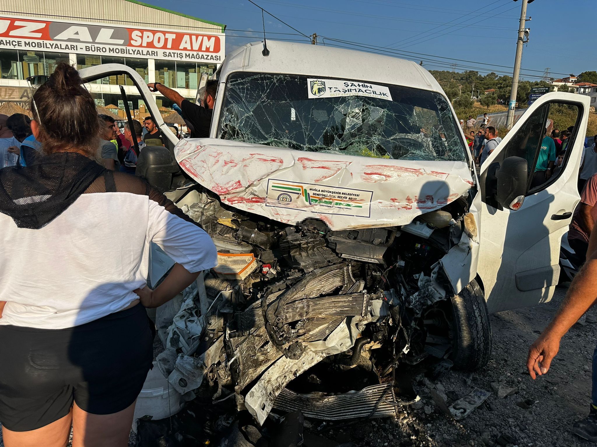 İşçi Servisi İle İtfaiye Aracı Çarpıştı: 8 Yaralı