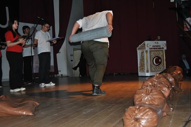 “İstiklal’den İstikbal’e” Ayakta Alkışlandı