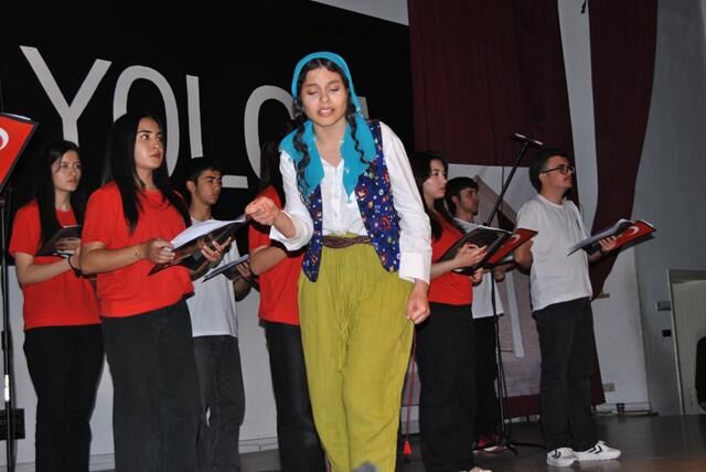 “İstiklal’den İstikbal’e” Ayakta Alkışlandı