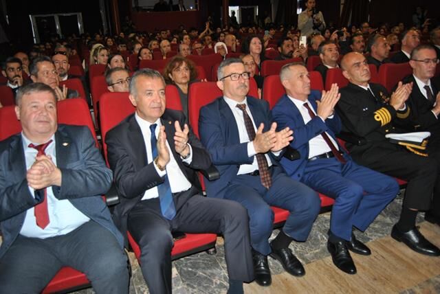 “İstiklal’den İstikbal’e” Ayakta Alkışlandı