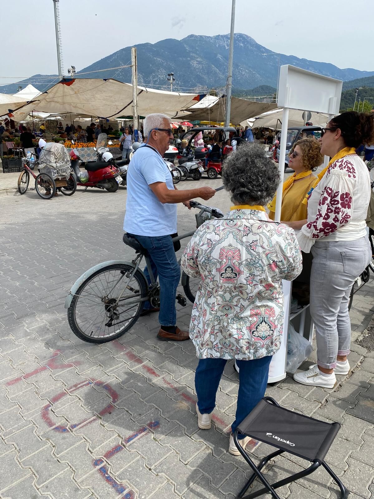 İyi Parti’den Fethiye Cuma Pazarı’nda Broşürlü Gündem Mesaisi