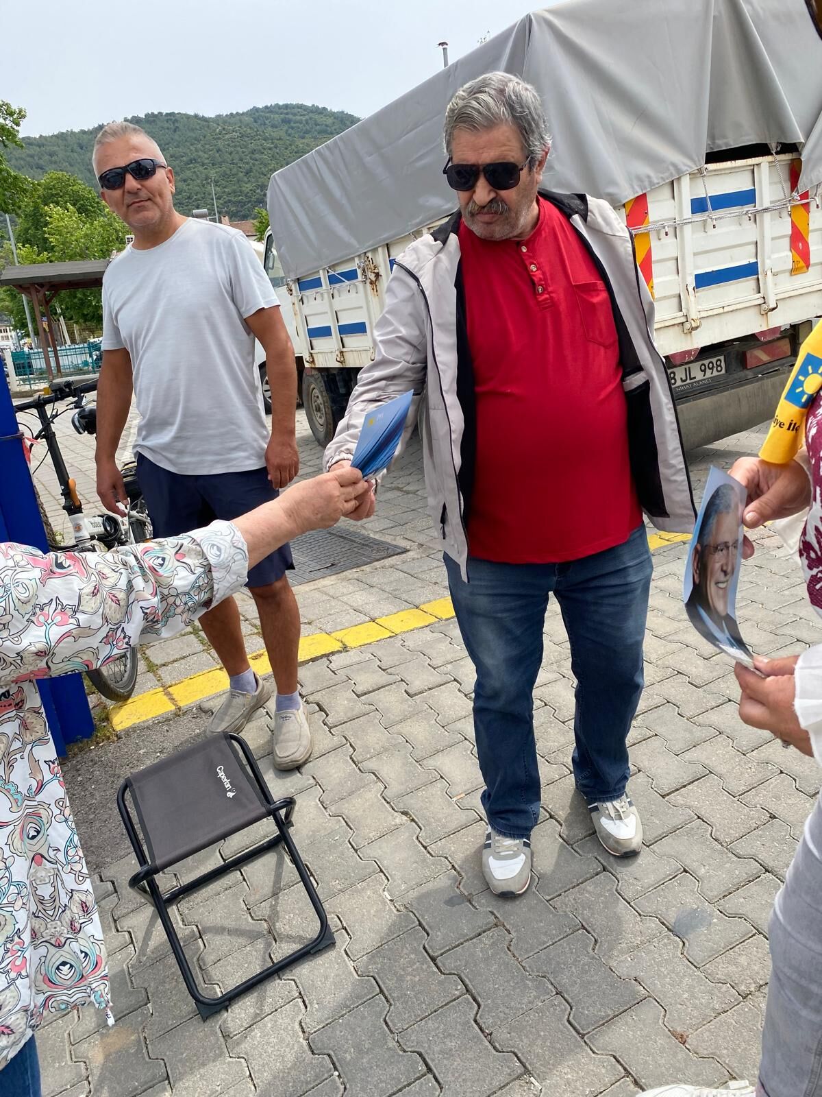 İyi Parti’den Fethiye Cuma Pazarı’nda Broşürlü Gündem Mesaisi