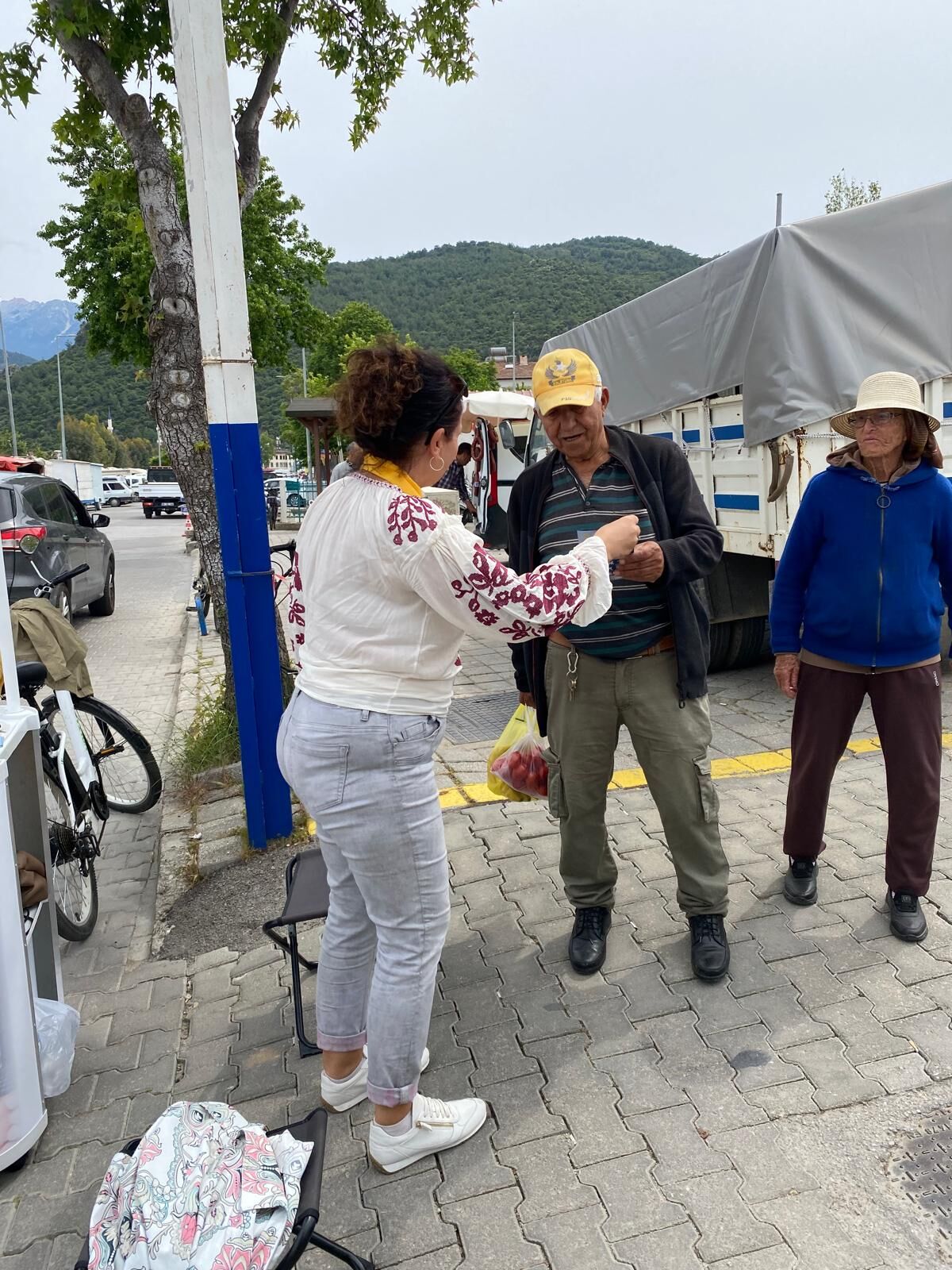 İyi Parti’den Fethiye Cuma Pazarı’nda Broşürlü Gündem Mesaisi