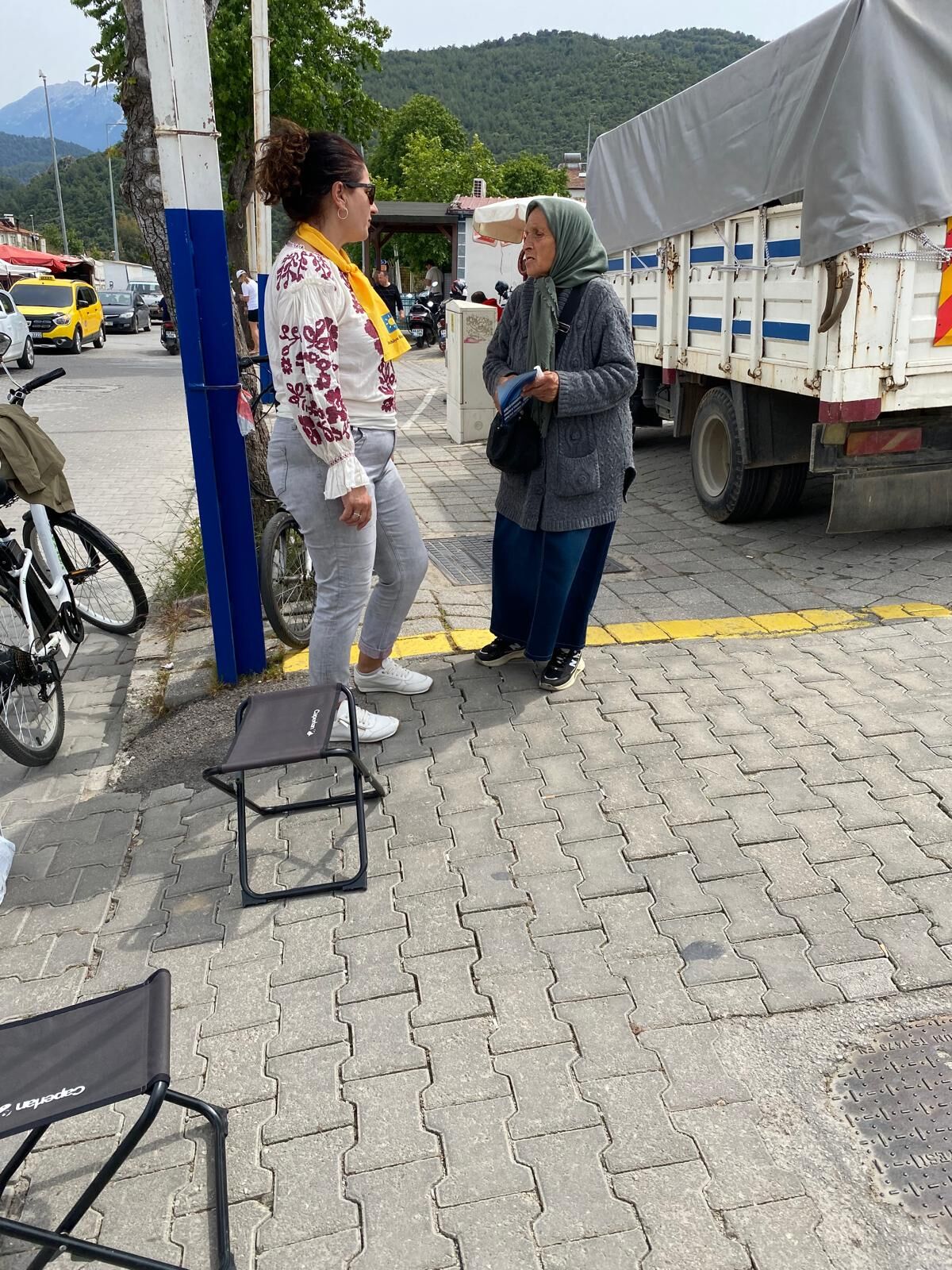 İyi Parti’den Fethiye Cuma Pazarı’nda Broşürlü Gündem Mesaisi
