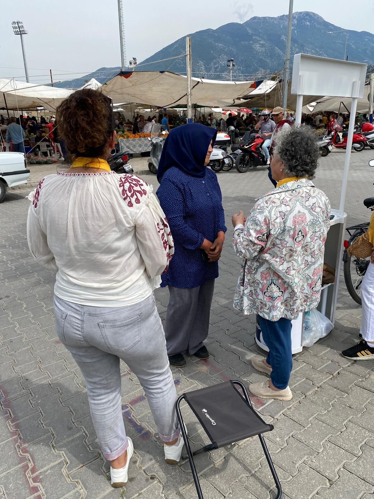 İyi Parti’den Fethiye Cuma Pazarı’nda Broşürlü Gündem Mesaisi