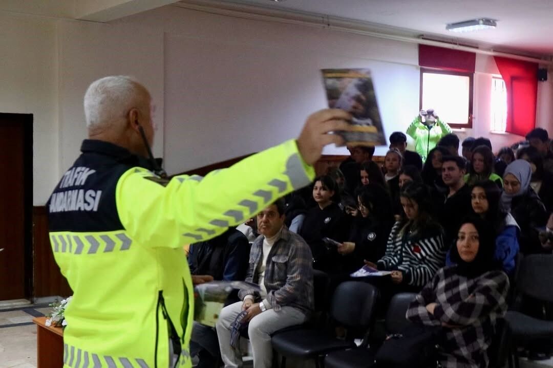 Jandarma Ekiplerinden Öğrencilere 'Kaskın Kapalı, Yolun Açık Olsun' Eğitimi
