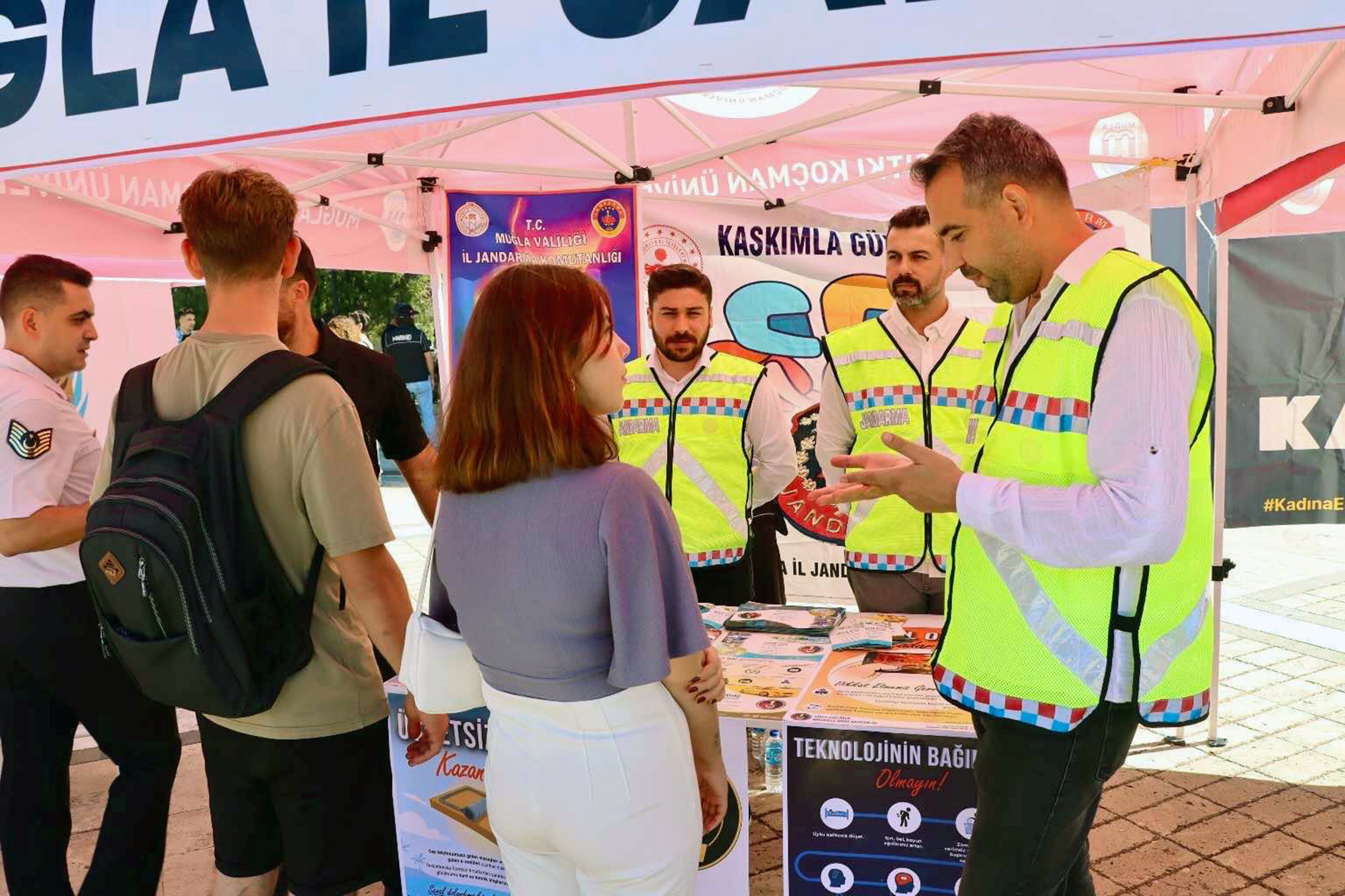 Jandarmadan Üniversite Gençliğine Bilgilendirme
