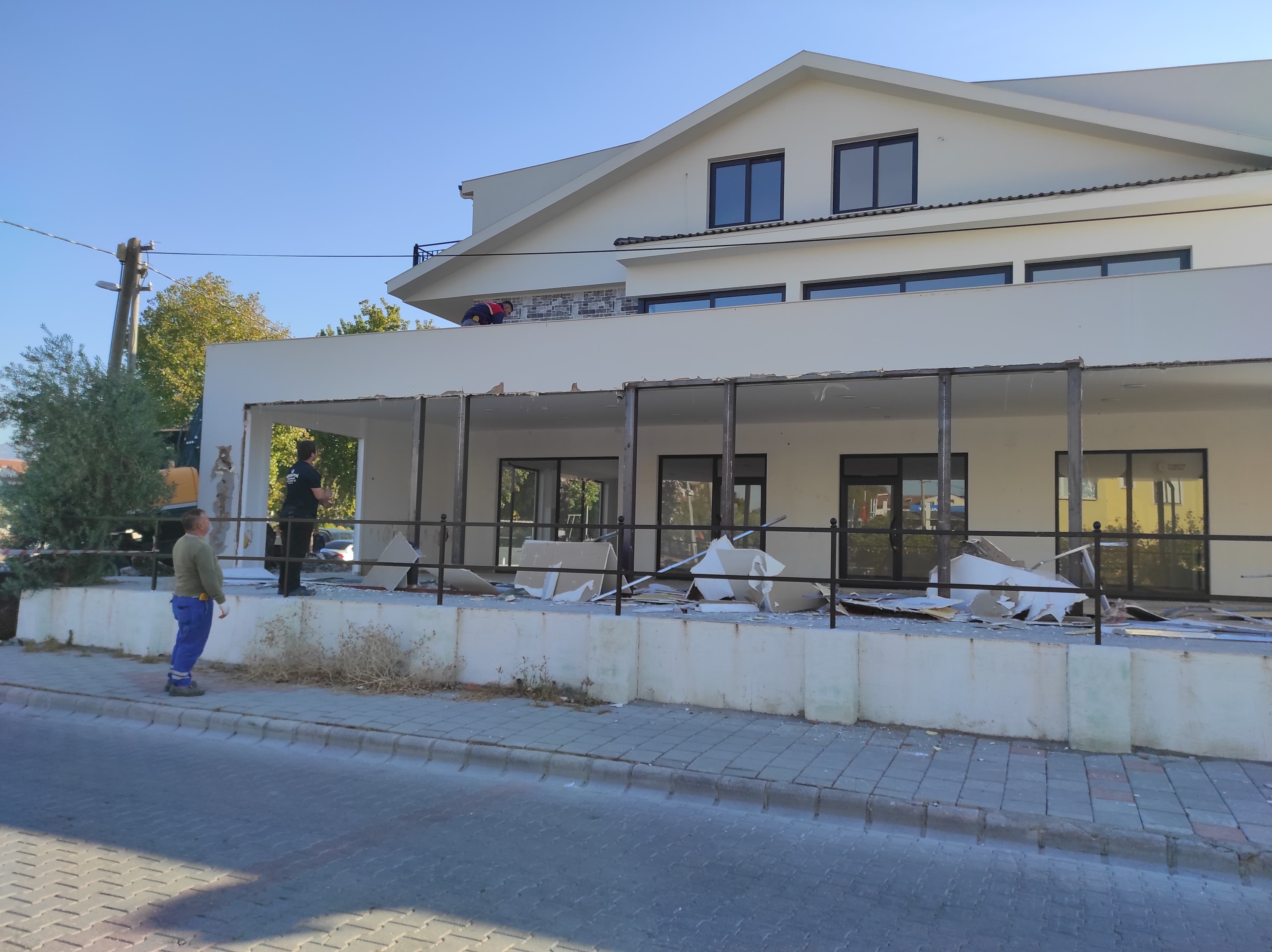 Cumhur İttifakı Seçim Ofisinin Kaçak Bölümleri Yıkıldı