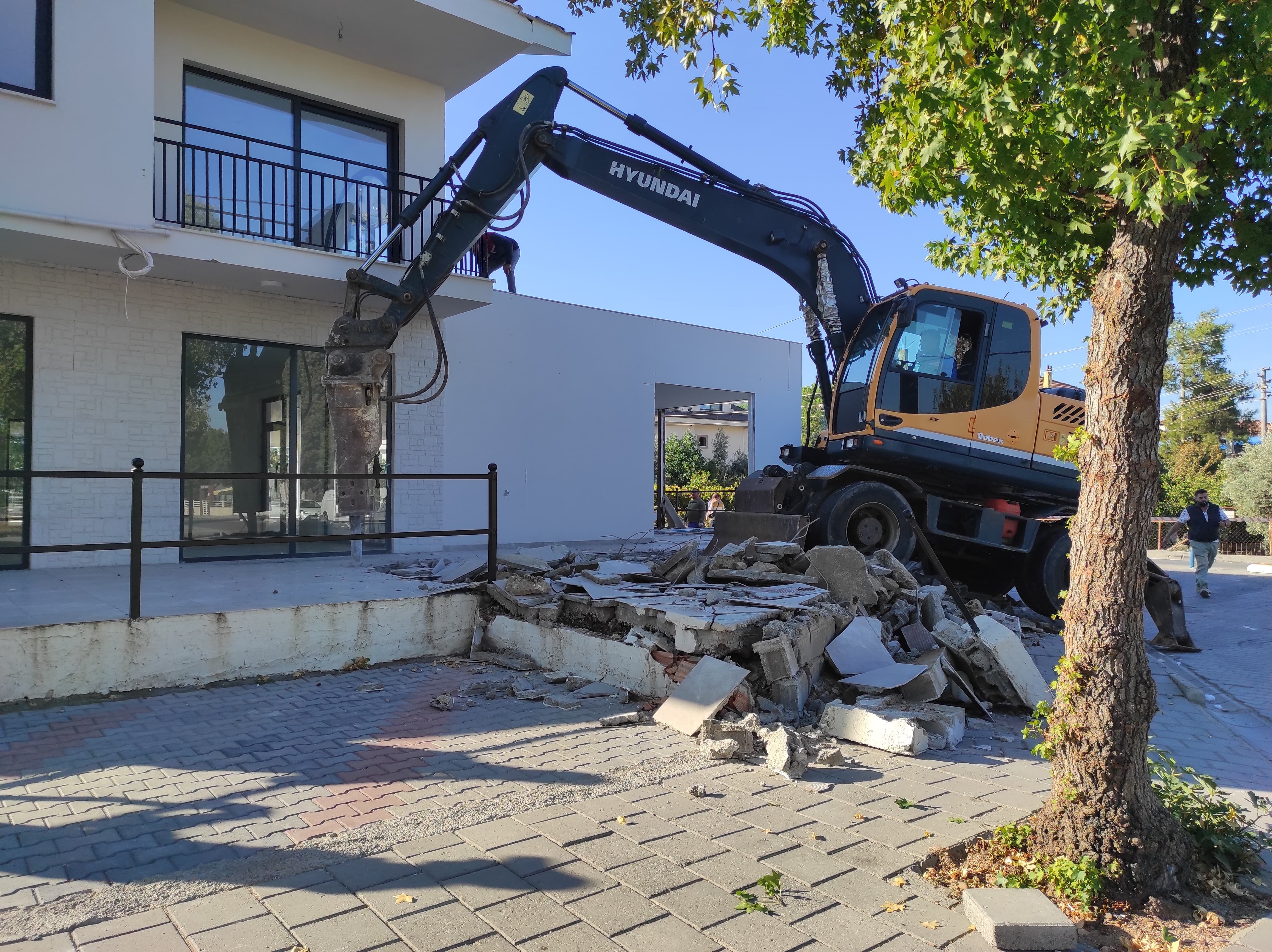 Cumhur İttifakı Seçim Ofisinin Kaçak Bölümleri Yıkıldı