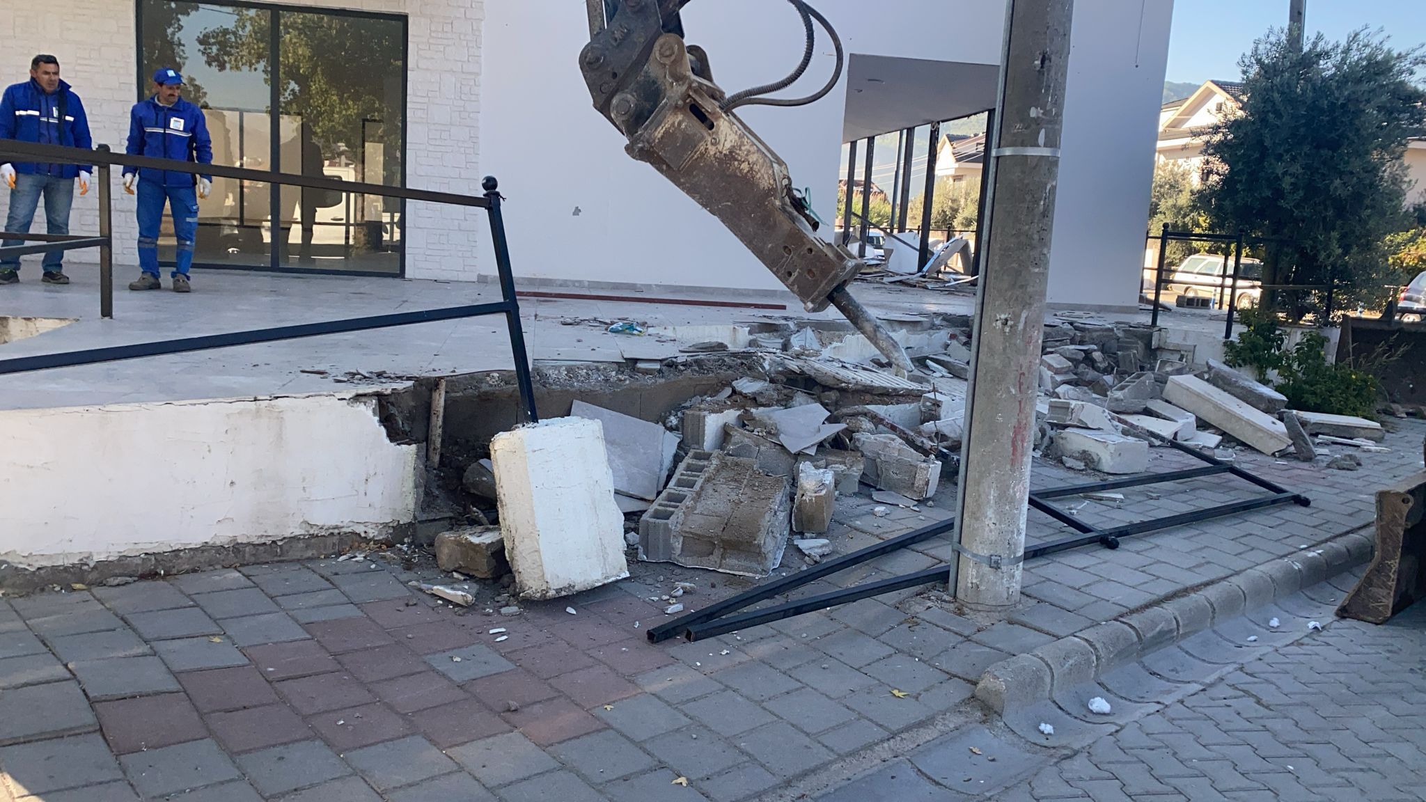 Cumhur İttifakı Seçim Ofisinin Kaçak Bölümleri Yıkıldı