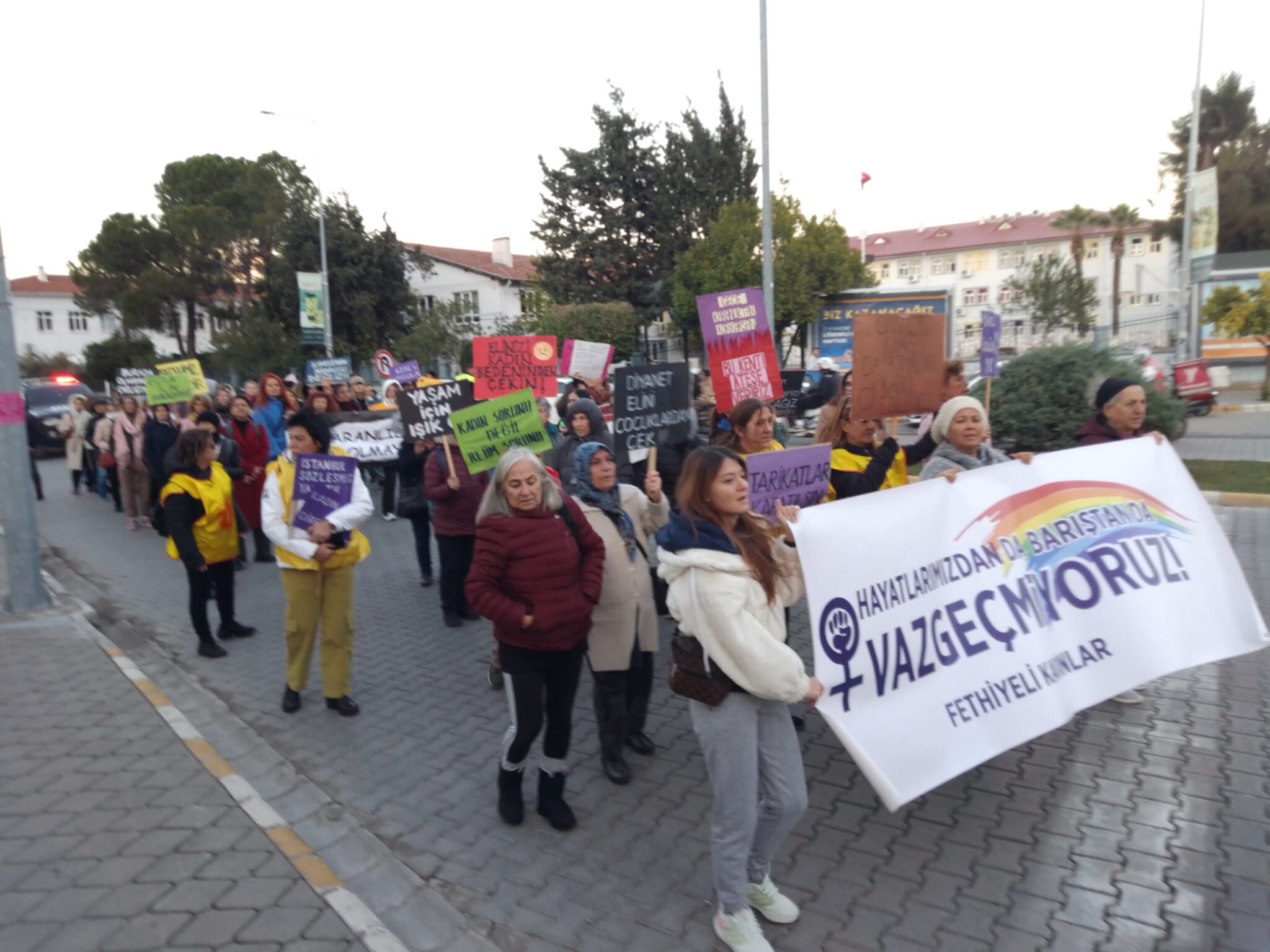 Fethiye'de Kadınlar Yürüyüş Gerçekleştirdi