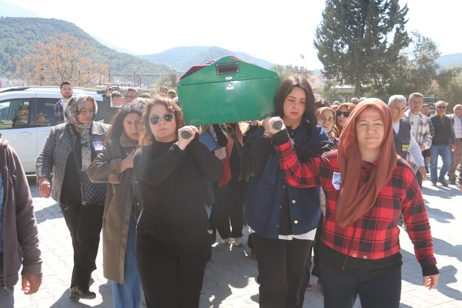 Kadınlar Günü’nde Katledilen Sermin Tombak Fethiye’de Toprağa Verildi