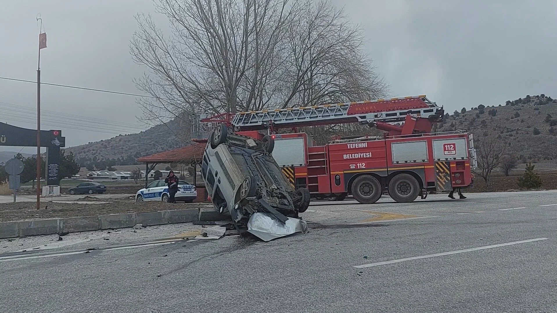 Kamyonet İle Çarpışan Hafif Ticari Araç Takla Attı: 3 Yaralı