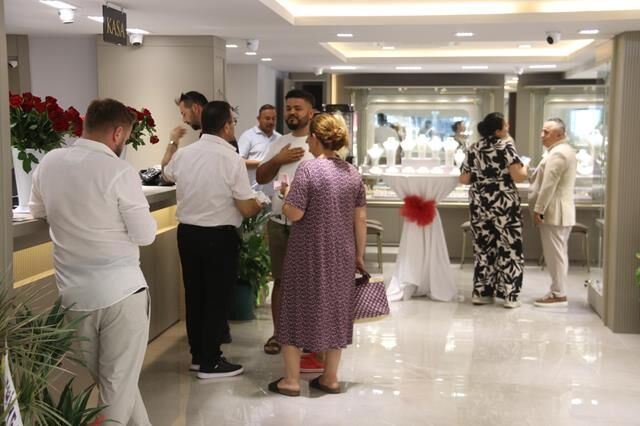Karlık Kuyumculuk Yenilenen Yüzüyle Hizmete Başladı