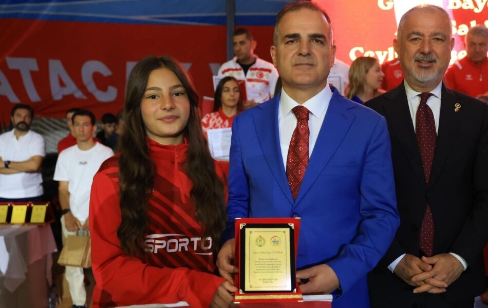 Başarılı Sporculara Ödül Yağdı