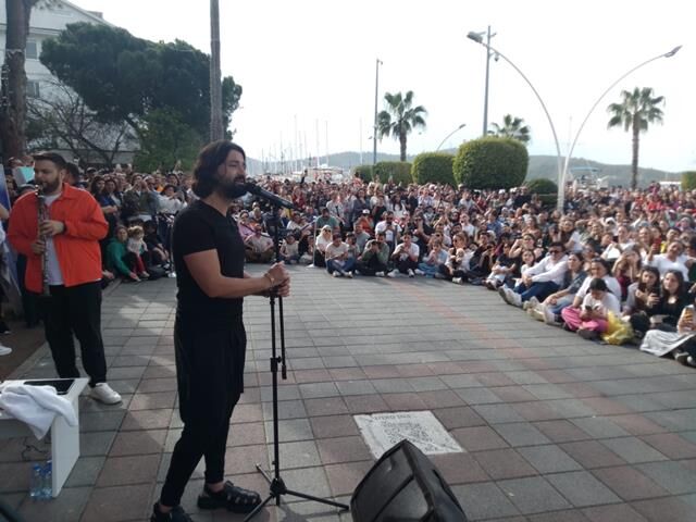 Koray Avcı'dan Fethiye'de Sokak Konseri