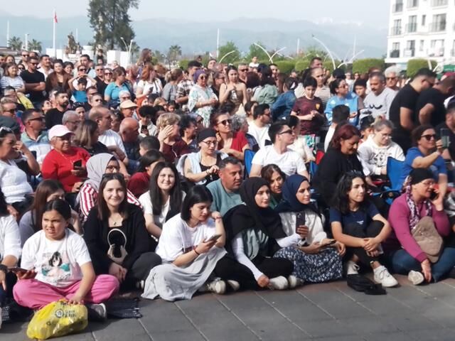 Koray Avcı'dan Fethiye'de Sokak Konseri