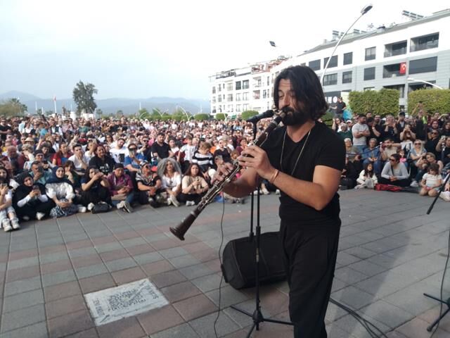Koray Avcı'dan Fethiye'de Sokak Konseri