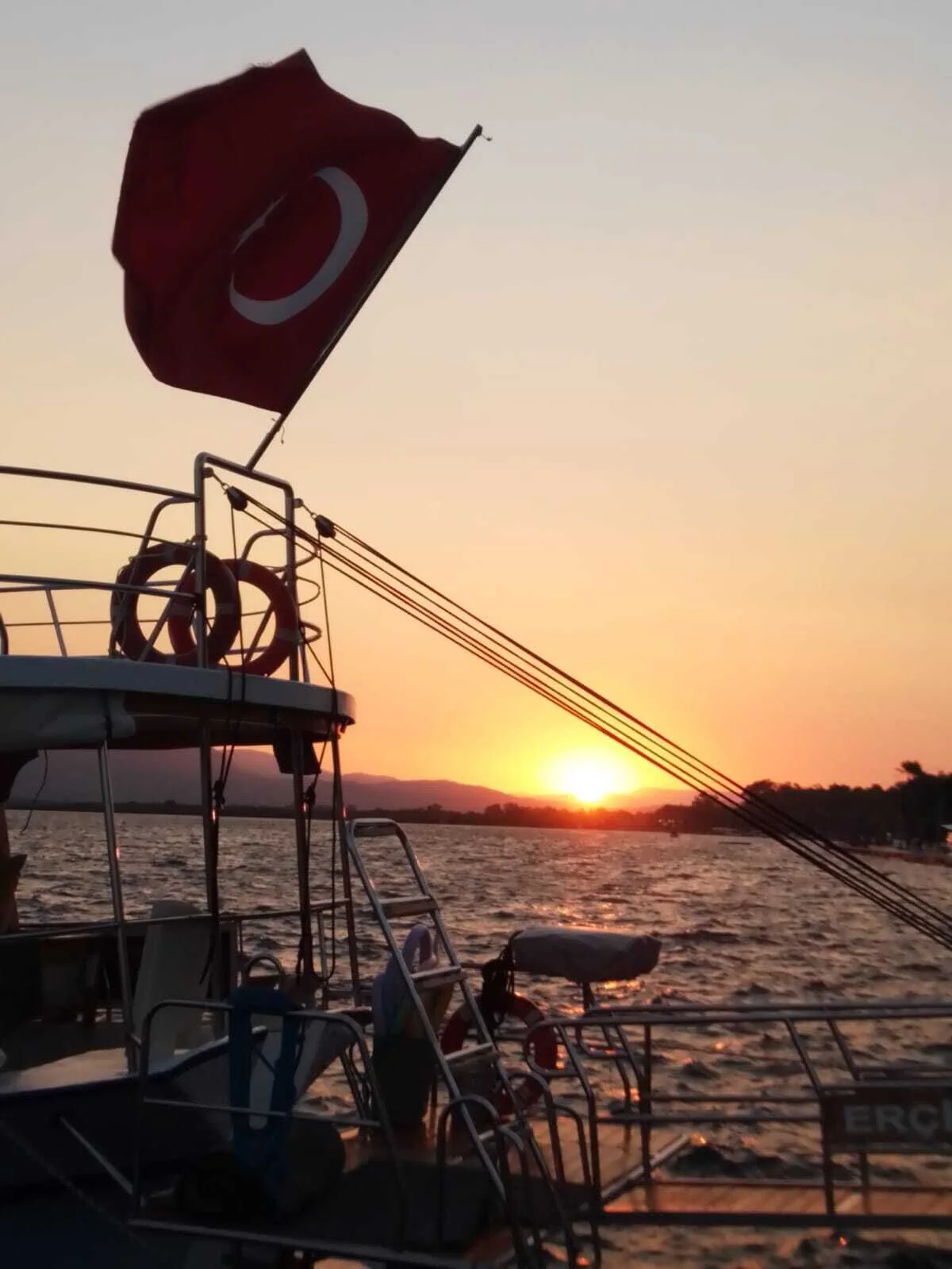 Köyceğiz'de Gün Batımında Türk Bayrağının Dalgalanışı Eşsiz Görüntüler Ortaya Koydu