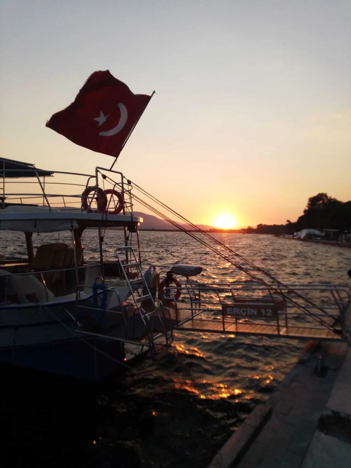 Köyceğiz'de Gün Batımında Türk Bayrağının Dalgalanışı Eşsiz Görüntüler Ortaya Koydu