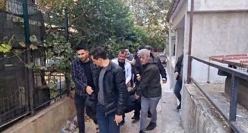 Kafasına Şişe İle Vurup Sırtından Bıçaklayarak Öldürdü