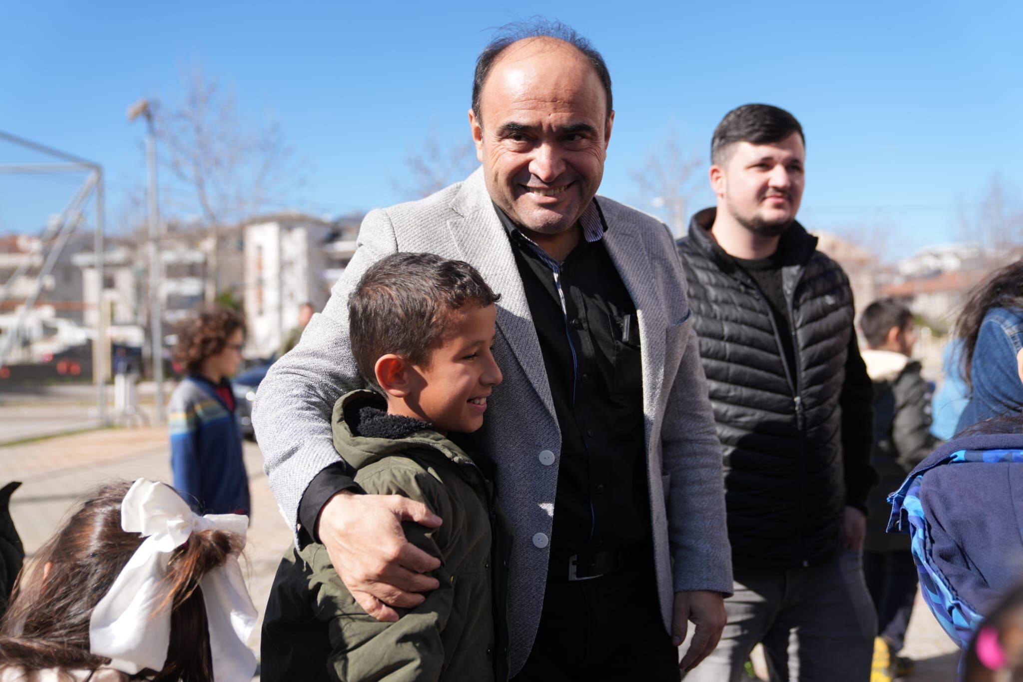 Mesut Emir’in Mesajı Karşılık Buldu: Okul Bahçesine Kar Getirildi
