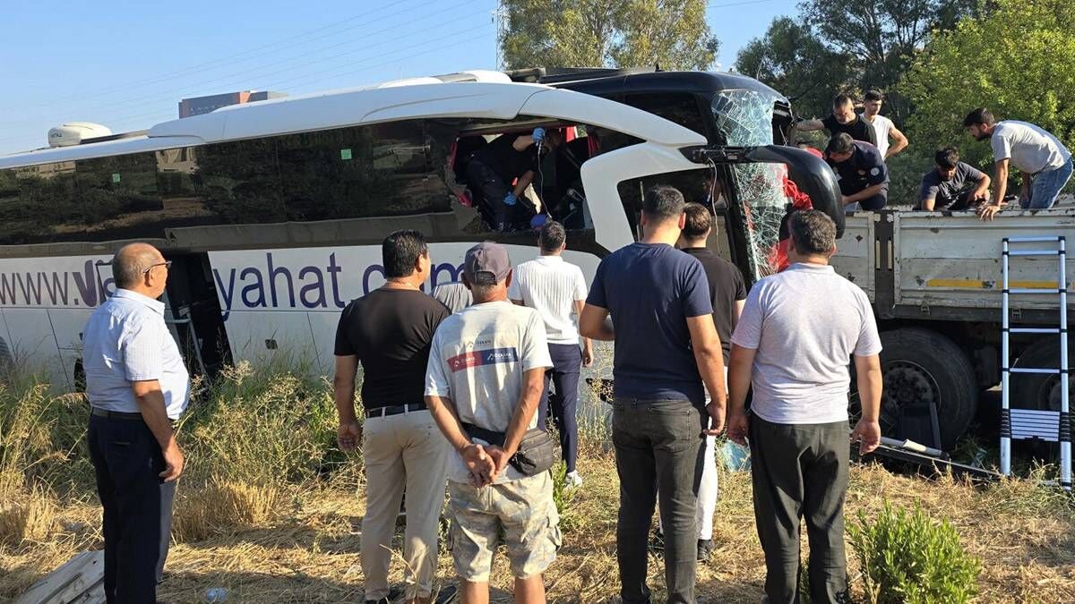 Yolcu Otobüsü Tıra Arkadan Çarptı: 2 Ölü, 3'ü Ağır 18 Yaralı