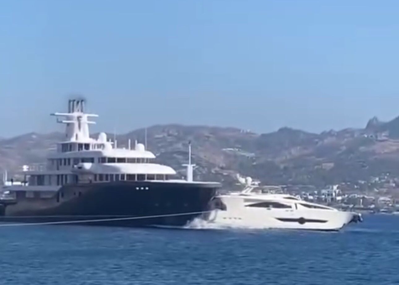 Milyon Dolarlık Mega Yat, Motoryatı Ezip Geçti